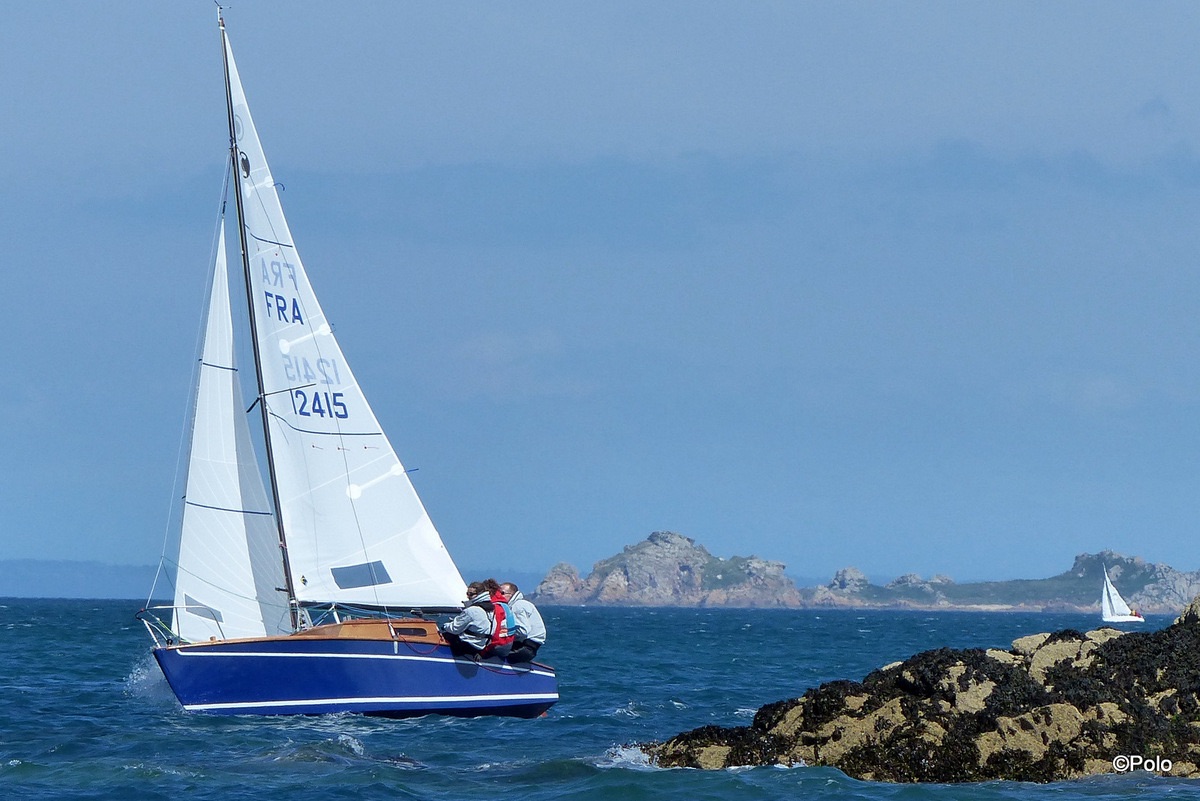 Corsaire bleu marine au près à côté des rochers de la baie de Morlaix