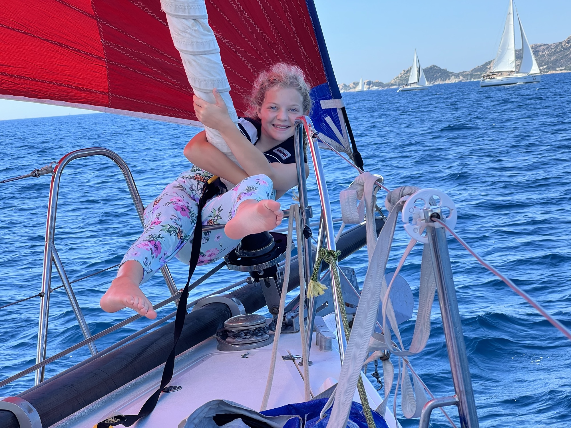 Alice Alice sur la proue du Pogo 12.50 Purple Rain - Archipel de la Madalenna - 2022