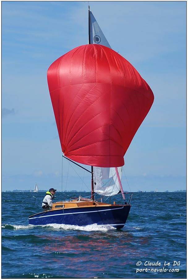 Corsaire bleu marine avec un spi rouge